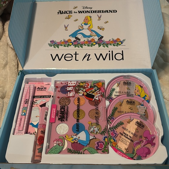 💥 sale 💥 Disney’s Alice in Wonderland PR box - Picture 2 of 4